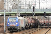 Wjeżdżający na stację Warszawa Gdańska pociąg towarowy z cysternami, fot. Martyn Janduła
