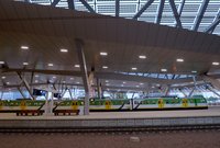 Widok na peron ze stojącym pociągiem Stacja Warszawa Zachodnia 06.11.2023r. Autor Błażej Mstowski, PKP PLK S.A (3)