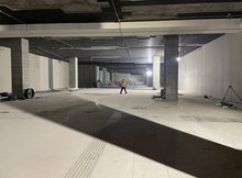 Wnętrze tunelu pod stacją Warszawa Zachodnia; po obiekcie chodzą pracownicy budowy; fot. Anna Znajewska-Pawluk
