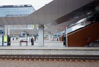 Widok na perony, pasażerów i schody Stacja Warszawa Zachodnia 06.11.2023r. Autor Błażej Mstowski, PKP PLK S.A (8)