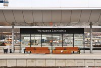 Nowa infrastruktura pasażerska na peronie nr 6. Wiata, ławki, osłona przed wiatrem, fot. Martyn Janduła