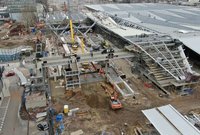 Prace przy budowie zadaszenia nad peronami aglomeracyjnymi - fot. Artur Lewandowski
