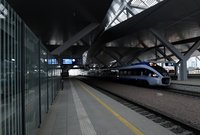 Widok na peron 7 i jadący pociąg Stacja Warszawa Zachodnia 06.11.2023r. Autor Błażej Mstowski, PKP PLK S.A (22)