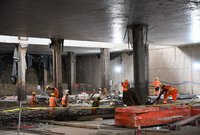 Pracownicy w tunelu pasażerskim, budowa filarów i zbrojenia_fot. Martyn Janduła