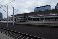 Widok na perony, pasażerów i pociąg Stacja Warszawa Zachodnia 06.11.2023r. Autor Błażej Mstowski, PKP PLK S.A (47)