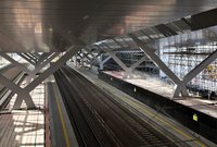 Widok z kładki na nowe perony pod wysokim zadaszeniem, fot. Martyn Janduła