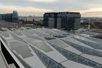 Widok z góry na dach wysokiego zadaszenia stacji - fot. Artur Lewandowski