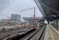 Widok z nowego peronu na robotników na stacji Warszawa Zachodnia, 12.03.2023, fot. Anna Znajewska-Pawluk