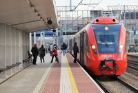 Podróżni na peronie Warszawy Gdańskiej wsiadają do pociągu SKM, fot. Martyn Janduła