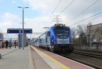 Lokomotywa PKP Intercity stojąca przy peronie Warszawy Gdańskiej. Podróżni na peronie, fot. Martyn Janduła