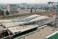 Dach wysokiej wiaty nad peronami Warszawy Zachodniej, górujące dźwigi nad konstrukcją. fot. Artur Lewandowski
