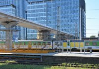 Konstrukcja kładki nad torami i peronami, pociąg na stacji_fot. Martyn Janduła