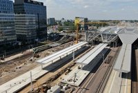 Widok z góry na nowo budowane perony i halę peronową_fot. Artur Lewandowski