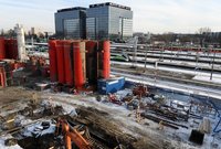Prace na stacji Warszawa Zachodnia, w tle perony, pociągi i wieżowce, 12.02.2021, fot. Martyn Janduła