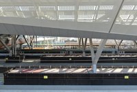 Widok na nowe perony pod wysokim zadaszeniem. Pociąg przy peronie nr 6, fot. Andrzej Lewandowski