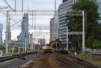 Ciężki sprzęt i pracownicy przy rozbiórce torów i podkładów linii średnicowej_fot. Martyn Janduła