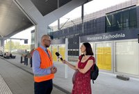 Karol Jakubowski z zespołu prasowego PLK udziela wywiadu dziennikarce TVP na temat zmian dla pasażerów na stacji Warszawa Zachodnia, fot. Anna Znajewska-Pawluk (1)