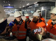Marcin Mochocki , członek zarządu – dyrektor ds. realizacji inwestycji PLK SA wypowiada się do mediów na stacji Warszawa Zachodnia, fot. Anna Znajewska-Pawluk