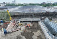 Roboty ziemne przy budowie przystanku tramwajowego. W tle przejście podziemne i wysokie zadaszenie stacji_fot. Artur Lewandowski