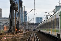 Prace obok przejeżdżającego pociągu. Palownice, centrum Warszawy w tle_fot. Martyn Janduła