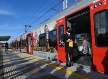 Pociąg stojący przy peronie na stacji Warszawa Główna.