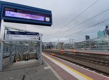 Stacja Warszawa Gdańska, wejście do przejścia podziemnego, ruchome schody, wyświetlacz peronowy, w tle widać nową kładkę, Autor: Karol Jakubowski