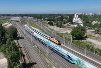 Pendolino przejeżdżające obok muralu. Lokomotywa z wagonami_fot. Artur Lewandowski