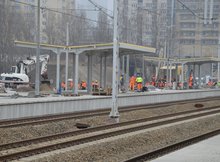 Warszawa Główna, pracownicy na nowym peronie wykonują roboty wykończeniowe, fot. PLK 03.03.2021