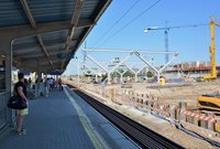 Widok z peronu nr 5 na budowę, konstrukcje wsporcze pod przyszłe wyskie zadaszenie_fot. Martyn Janduła