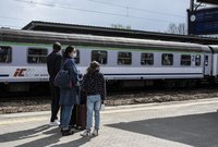 Podróżni na peronie stacji Warszawa Zachodnia, w tle pociąg, fot. Izabela Miernikiewicz