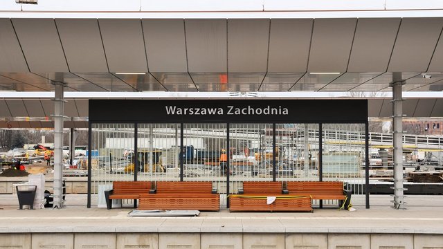 Nowa infrastruktura pasażerska na peronie nr 6. Wiata, ławki, osłona przed wiatrem, fot. Martyn Janduła
