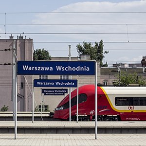 Pociąg stojący na stacji - Warszawa Wschodnia