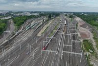 Tory i sieć trakcyjna. Pociąg na torze_fot. Artur Lewandowski