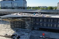 Robotnicy na dachu budowy LCS Warszawa Zachodnia_fot. Artur Lewandowski