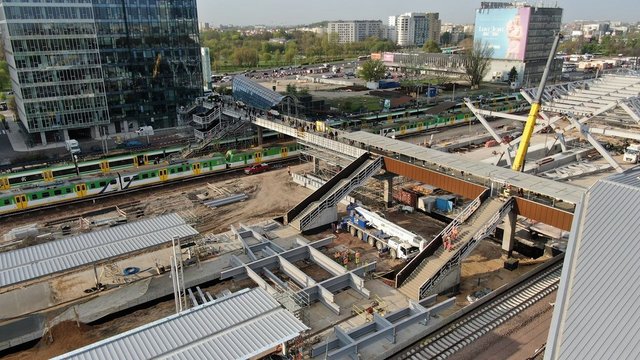 Widok z góry na kładkę dla pieszych nad torami na stacji Warszawa Zachodnia, widać perony, tory, pociągi i podróżnych, fot. A.Lewandrowski, P. Mieszkowski