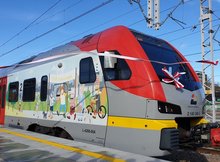 Pociąg przerywający szarfę na stacji Warszawa Główna.