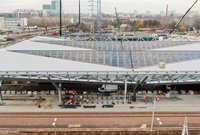 Widok z góry na wysokie zadaszenie i konstrukcję nowego peronu, fot. Artur Lewandowski