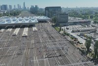 Tory i sieć trakcyjna na wjeździe na stację Warszawa Zachodnia. W tle hala peronowo oraz dworzec autobusów dalekobieżnych_fot. Artur Lewandowski