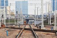 Ułożony nowy tor i zamontowane słupy sieci trakcyjnej w kierunku Warszawy Centralnej. Pracownicy na torach, fot. Martyn Janduła