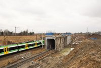 Pociąg przjeżdża obok rozbieranego wiaduktu kolejowego, fot. Martyn Janduła