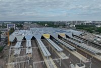 Perony stacji Warszawa Zachodnia. Niskie i wysokie zadaszenie stacji. Pociąg przy peronie_fot. Artur Lewandowski