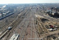 Widok z góry na linie kolejowe wychodzące na zachód ze stacji, fot. Andrzej Lewandowski