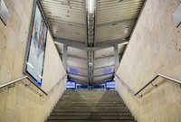 Stacja kolejowa Warszawa Wschodnia, schody prowadzące na peron 1, 28.03.2019, Autor A. Hampel