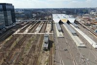 Widok z góry na stację Warszawa Zachodnia. Po lewej starte perony, po prawej nowa hala peronowa, fot. Artur Lewandowski