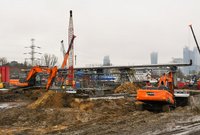Maszyny pracujące na budowie Warszawy Zachodniej. W tle konstrukcja kładki, fot. Martyn Janduła