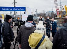 Wypowiadający się rzecznik prasowy PLK na briefingu na stacji Warszawa Zachodnia, autor Łukasz Hachuła, 24.03.2021 r.