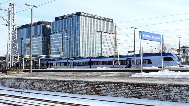 Perony i pociąg na stacji Warszawa Zachodnia.