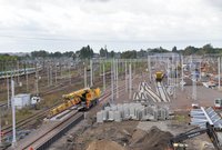 Układanie nowych torów, maszyny i zgromadzone materiały, fot. Martyn Janduła