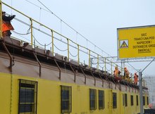 Warszawa Główna, pracownicy na pociągu sieciowym wywieszają nową sieć trakcyjną, fot. PLK 03.03.2021