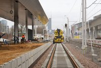 Nowy tor, obok korpus peronu nr 8. Pociąg sieciowy, fot. Martyn Janduła